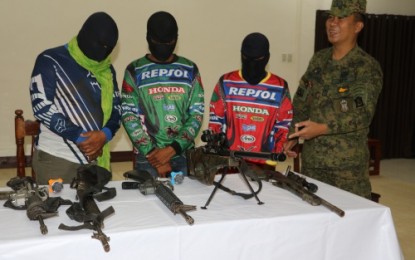 <p><strong>BIFF SURRENDERERS.</strong> Brigadier General Cirilito Sobejana, Army’s 6th Infantry Division commander (in fatigue uniform), points to the guns surrendered by the three bonnet-wearing Bangsamoro Islamic Freedom Fighters on Friday (June 22). <em><strong>(Photo by 6ID)</strong></em></p>